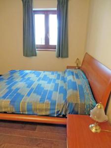 Rustic Chic في Ischia di Castro: غرفة نوم بسرير ونافذة وطاولة