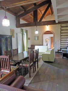 uma sala de estar com uma mesa e um sofá em Rustic Chic em Ischia di Castro