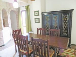 uma sala de jantar com uma mesa de madeira e cadeiras em Rustic Chic em Ischia di Castro
