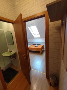 baño con lavabo y habitación con ventana en Birzītes 5, en Valmiera