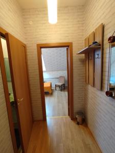 einen Flur mit Tür zu einem Zimmer in der Unterkunft Birzītes 5 in Valmiera