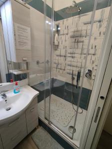 ein Bad mit einer Dusche und einem Waschbecken in der Unterkunft Blue Rose Private Room in Salerno