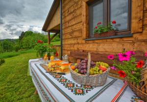 una mesa de picnic con una cesta de fruta. en Stacja Żubracze, en Żubracze