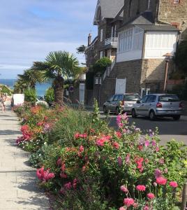 un trottoir avec des fleurs au bord d'une rue dans l'établissement Joli T2 à Dinard coeur de Saint Enogat, 200m de la plage, à Dinard