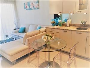 Kuchyňa alebo kuchynka v ubytovaní CANNES APPARTEMENT D EXCEPTION VUE MER
