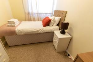 Dormitorio pequeño con cama y ventana en Bellengers Bee, en Kidlington