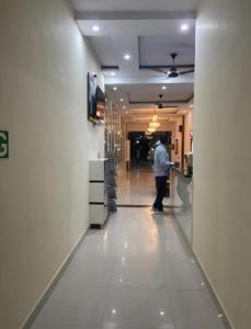 um homem parado num balcão numa loja em Hotel Broadway By WB Inn em Amritsar