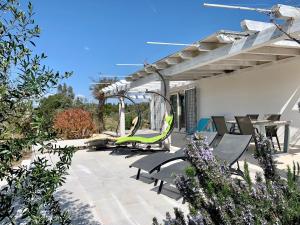 patio con sedie e pergolato di Luxury Country Villa by SardiniaGem, walk to beach a Orosei