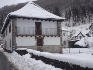 Obiekt Alojamientos Rurales Apezarena zimą