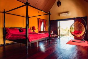 Postel nebo postele na pokoji v ubytování Nakara Villas & Glamping Udon Thani