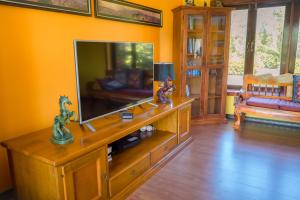 TV a/nebo společenská místnost v ubytování Nakara Villas & Glamping Udon Thani
