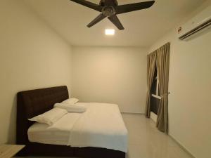 Schlafzimmer mit einem Bett und einem Deckenventilator in der Unterkunft Kuala Selangor Cozy Homestay in Kuala Selangor