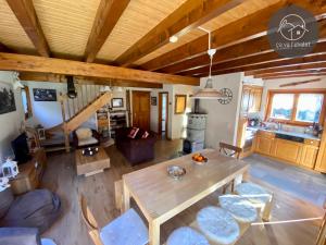 - un salon avec une table et des chaises dans l'établissement Chalet Le Coeur, à Ovronnaz