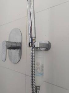 吉隆坡的住宿－Arcoris Soho 2bedroom 1-7pax Industrial Loft Style，浴室内带软管的淋浴头
