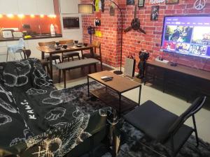 吉隆坡的住宿－Arcoris Soho 2bedroom 1-7pax Industrial Loft Style，带沙发和电视的客厅