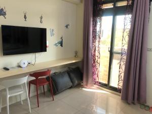 A television and/or entertainment centre at Yuan Dudu Homestay