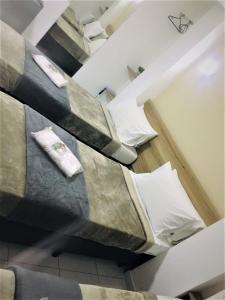 um quarto com escadas com almofadas no chão em Hotel Malka em São Paulo