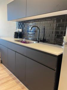 een keuken met een wastafel en een aanrecht bij Meital house in Bat Yam