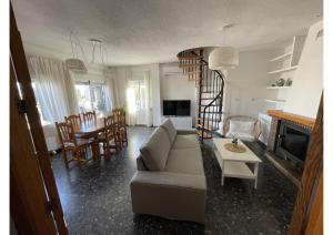 un soggiorno con divano e tavolo di Granada Sights a Las Gabias