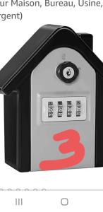 einen Wecker mit der Nummer drauf in der Unterkunft L'IRIS D OR - 3 Étoiles- 3ème étage in LʼIsle-sur-la-Sorgue