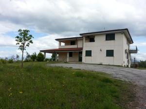 a house on a dirt road next to a field at San Nicola Il Sole in Albanella