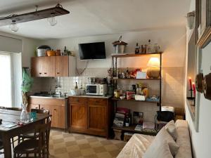 uma cozinha com uma mesa e uma cozinha com um micro-ondas em Camilla House Mountain em Bieno