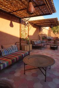 d'un patio avec des canapés et une table. dans l'établissement Riad Al Wifak, à Marrakech