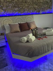 un letto in una camera con luce blu di Brimiky House a Siracusa