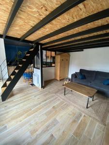 sala de estar con sofá y mesa en Maisonnette,100m mer, proche St Malo/Cancale, WIFI, en Saint-Benoît-des-Ondes