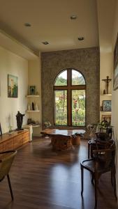 礁渓郷にあるTien Chon Xiao Lin Homestayの大きな窓と木製の床が備わる広い客室です。