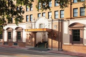 un edificio en una calle con una escalera que conduce a él en The St. Anthony, a Luxury Collection Hotel, San Antonio en San Antonio