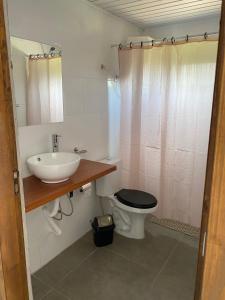 uma casa de banho com um WC, um lavatório e um WC. em Agüita de Coco em Barra del Chuy