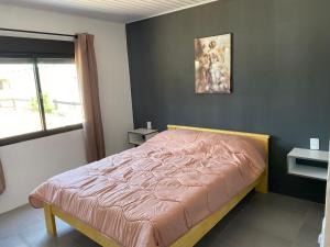 1 dormitorio con 1 cama en una habitación con ventana en Agüita de Coco, en Barra del Chuy