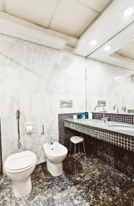 łazienka z toaletą i umywalką w obiekcie Astir w mieście Patras
