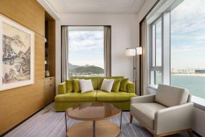 Зона вітальні в Sheraton Hong Kong Tung Chung Hotel