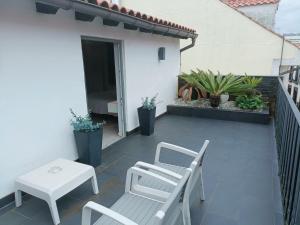 un patio con 2 sillas y una mesa en el balcón en Ardigales 11 en Castro Urdiales