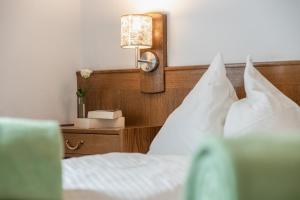 Posteľ alebo postele v izbe v ubytovaní Gasthof-Pension Sandwirt