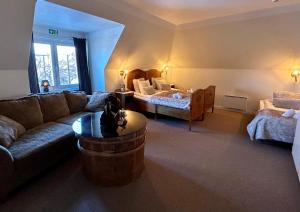 Postel nebo postele na pokoji v ubytování Kungshaga Hotell