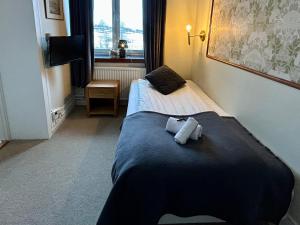 Postel nebo postele na pokoji v ubytování Kungshaga Hotell