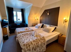 Postel nebo postele na pokoji v ubytování Kungshaga Hotell