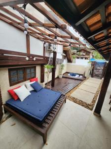 un portico con letto su un patio di Casa Aconchegante ao Pé da Praia do Portinho a Ilhabela