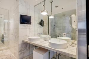 a bathroom with three sinks and a large mirror at Vegas Palms HIGH 52nd fl. 1BDR corner penthouse 1220sqft in Las Vegas