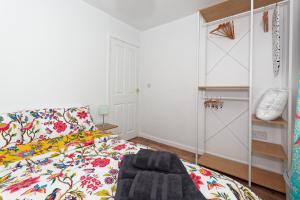 ein Schlafzimmer mit einem Bett mit einer farbenfrohen Tagesdecke in der Unterkunft Home Sweet Bungalow in Queensbury + 40 Fotos
