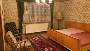Cette chambre comprend un lit, une table et une chaise. dans l'établissement WG in Homberg Efze, Monteurzimmer, 2 Erwachsene, 1 Doppelzimmer Nr 3, 