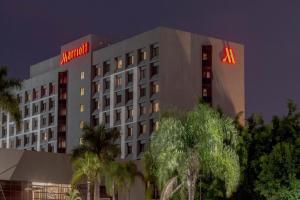 a hotel with a mriott sign on top of it at Marriott São Paulo Airport Hotel in Guarulhos