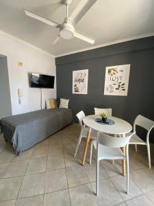 1 dormitorio con 1 cama, mesa y sillas en Dpto Temporario centro con garage en Corrientes