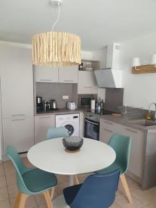 Kuchyň nebo kuchyňský kout v ubytování Mignon appartement en résidence avec piscine