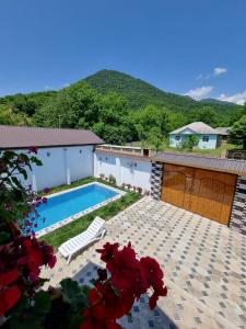 uma casa com piscina ao lado de uma montanha em Gabala luks house em Gabala