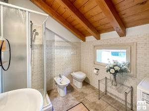 Koupelna v ubytování COLOMBERA by Design Studio + 15 fotografií