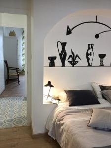 um quarto com uma cama com vasos na parede em une maison bleue em Piolenc